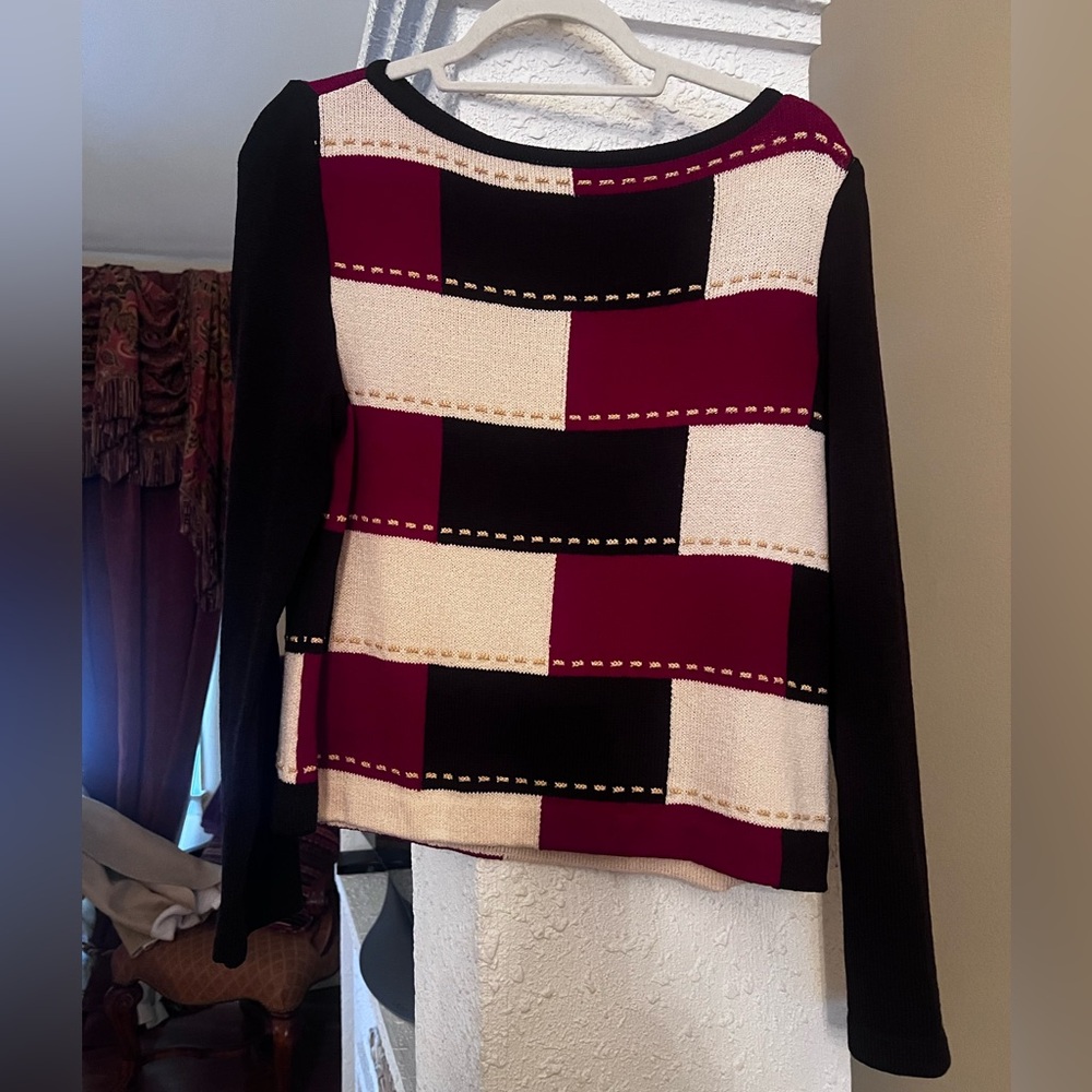 ST. JOHN Sport By Marie Gray Sweater is a classic pullover size M